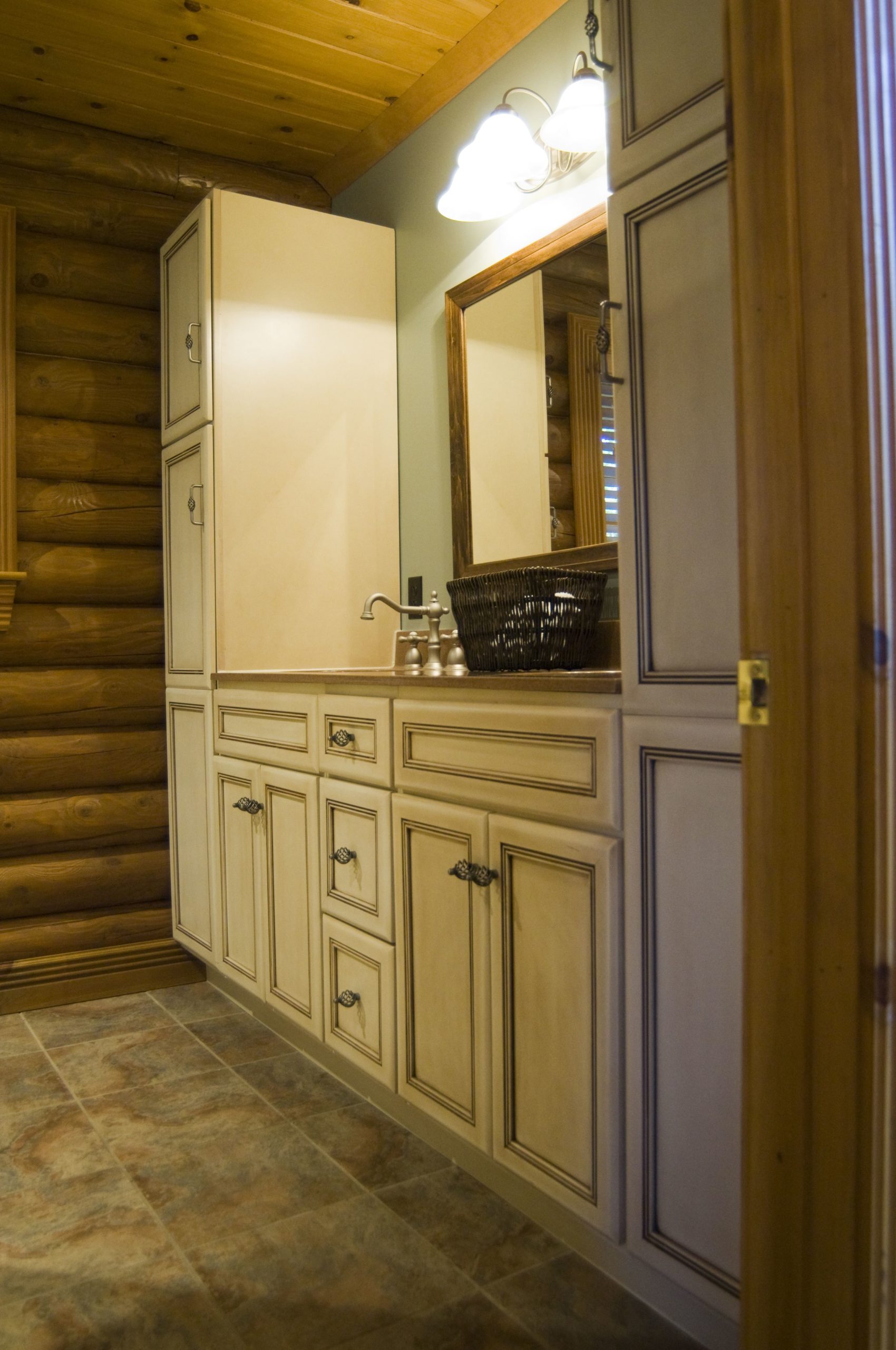 Bathroom in log cabin at Silvermist