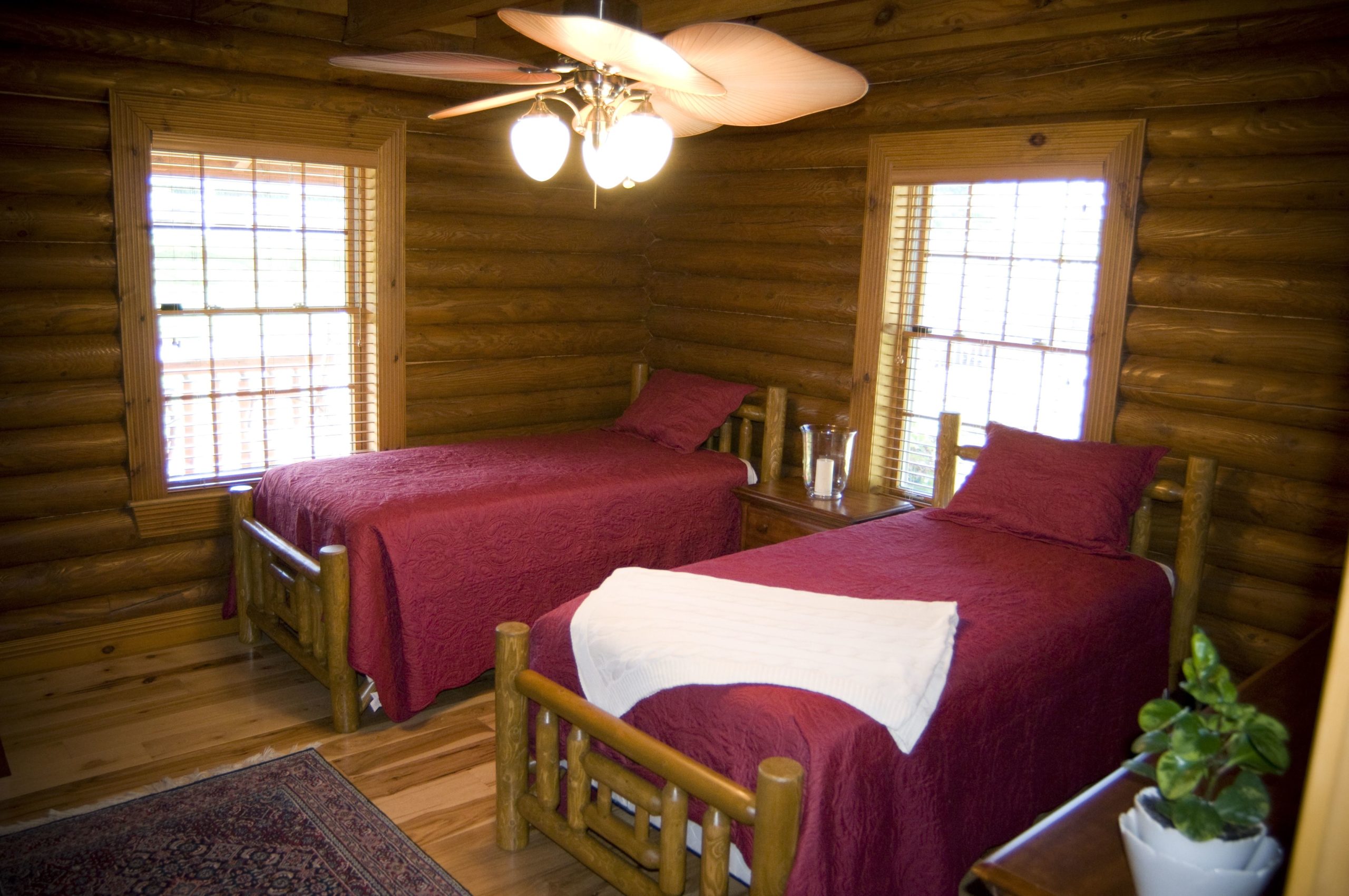 Shared bedroom in log cabin at Silvermist